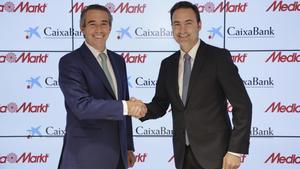 El director general de CaixaBank, Juan Alcaraz, y el consejero delegado de MediaMarkt Iberia, Ferran Reverter.