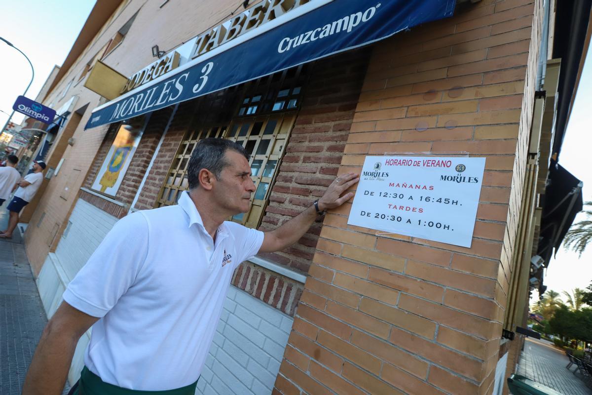 Un local informa en un cartel de su horario de verano en Córdoba.