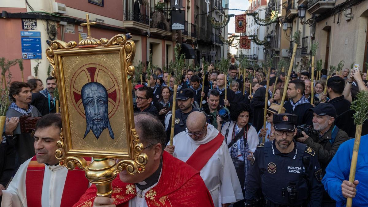 La Santa Faz, a su salida de la concatedral de San Nicolás, este jueves.