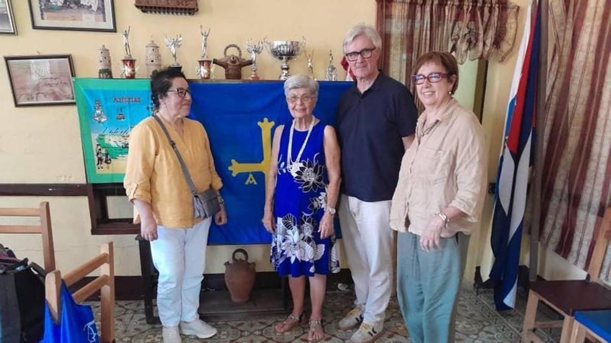 Marcos Niño, con Liliana Artime del Valle (responsable en Santa Clara de la relación con el Principado) y las funcionarias del Principado, María del Pilar González Acero y María Covadonga Díaz González.