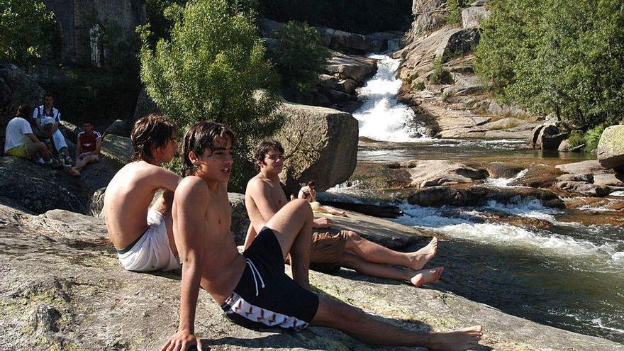 Un grupo de jóvenes en la Cascada de Segade.