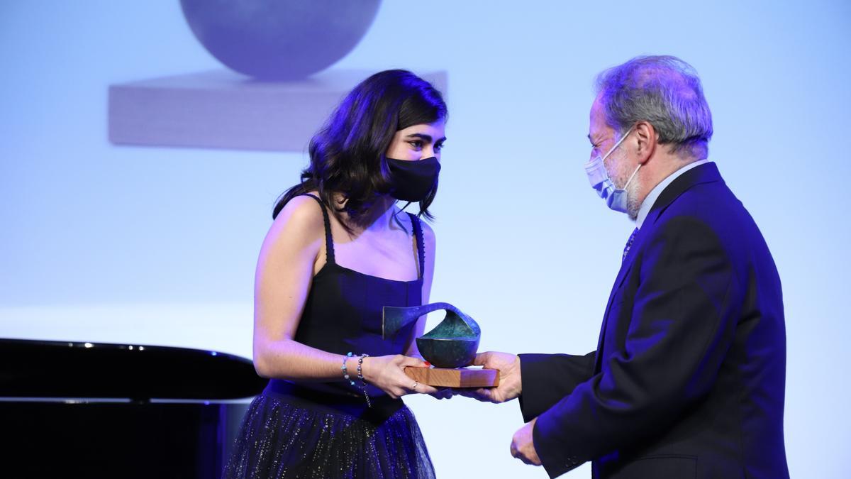 Entrega de algunos de los galardones de los Premios 2021, realizados en el acto que se celebró el pasado 17 de diciembre en el Espacio Cultural CajaCanarias de Santa Cruz de Tenerife.