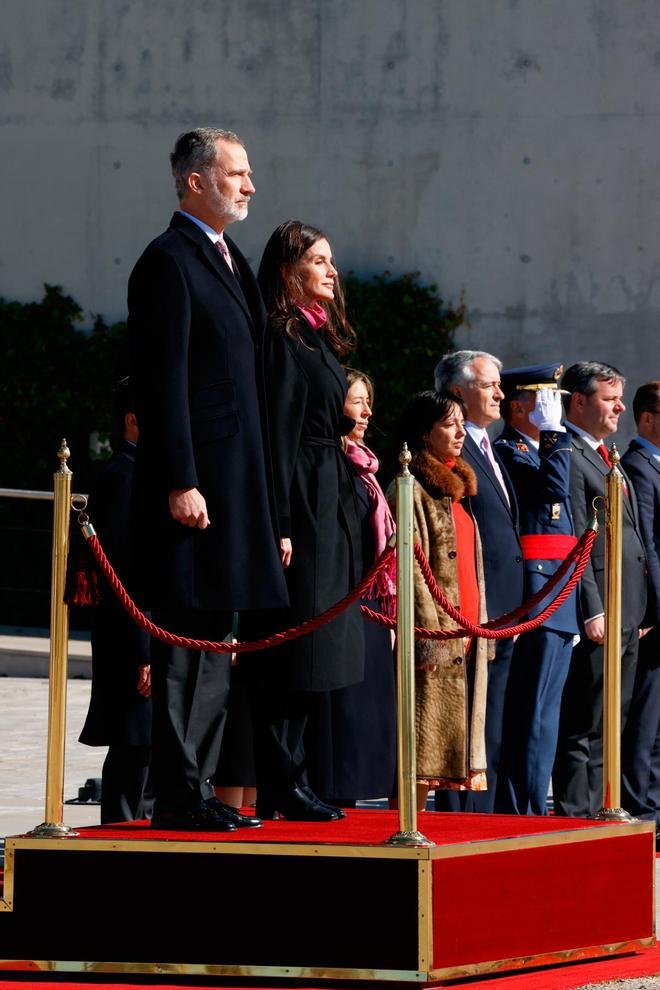 La despedida con honores en Barajas al rey Felipe VI y la reina Letizia antes de su viaje a Angola