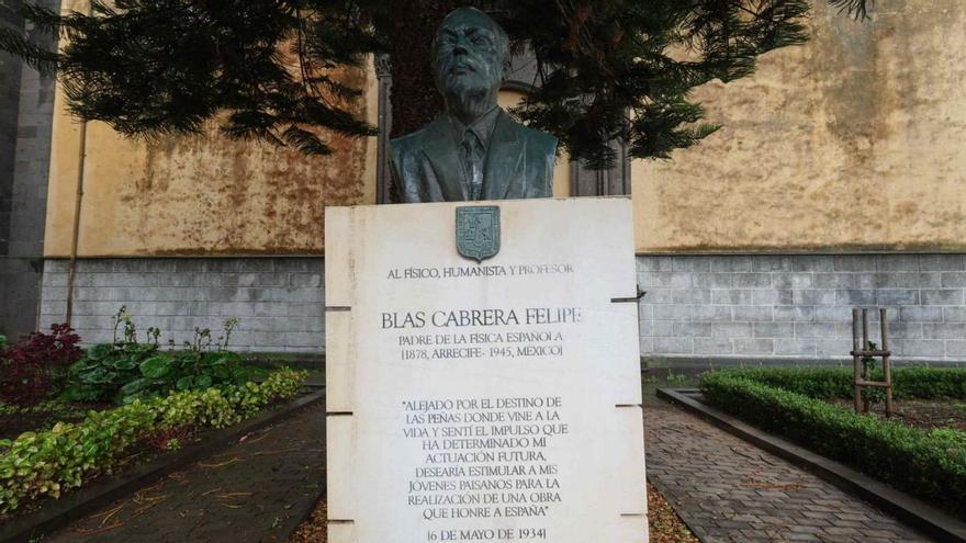 Busto de Blas Cabrera en el instituto Cabrera Pinto de La Laguna.