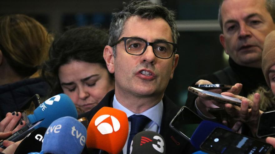 El ministre de la Presidència i Justícia del govern espanyol, Félix Bolaños, durant una atenció als mitjans després de reunir-se amb el conseller Reynders