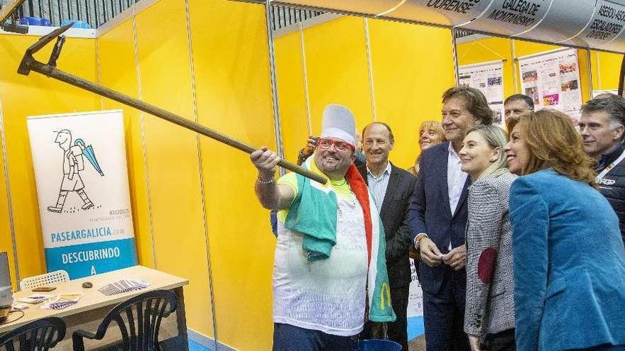 El &#039;Sacho-selfie&#039; inmortaliza el acto de inauguración de Sportur Galicia. // Carlos Peteiro