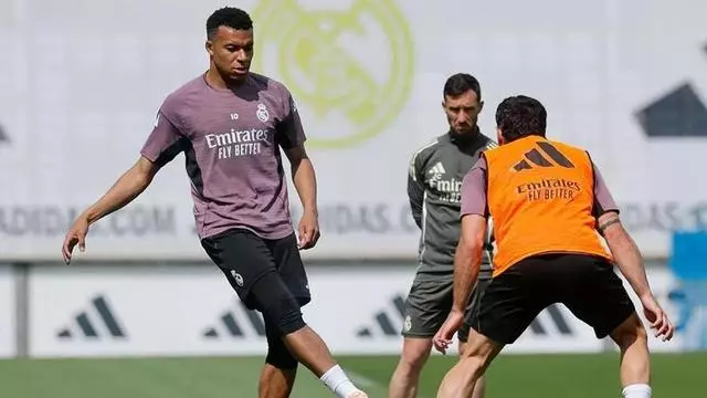 Arbeloa, sobre Mbappé: "Si completa la sesión y está disponible, tendrá minutos"