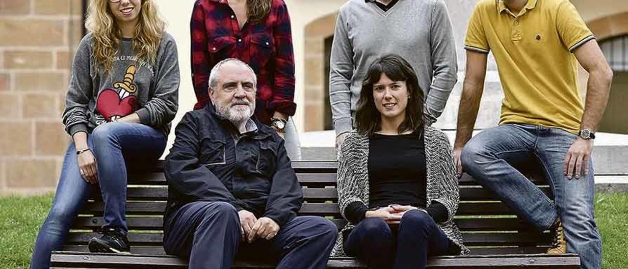 De izquierda a derecha, Aris Grande Cosende, Sara Weidberg López, José Ramón Fernández Hermida (sentado), Roberto Secades Villa, Alba González de la Roz y Víctor Martínez Loredo, en la plaza Feijoo, delante de la Facultad de Psicología de Oviedo.