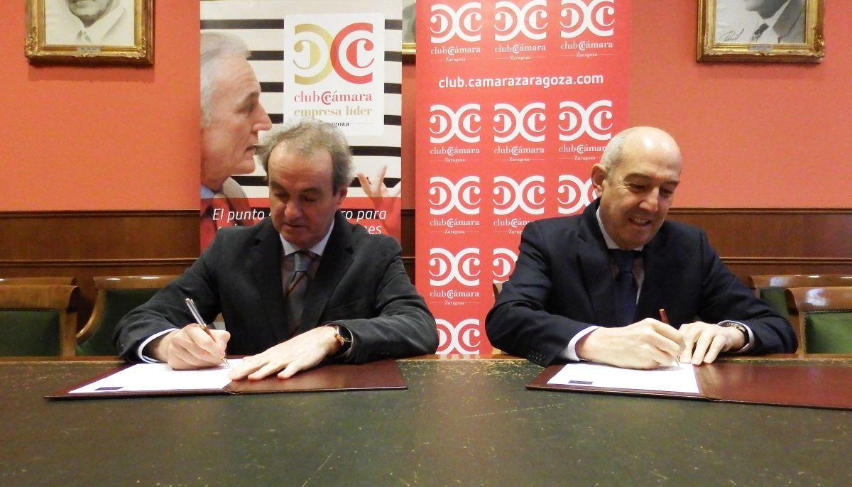 Jorge Villarroya y Domingo Aguerri, durante la firma de la adhesión.