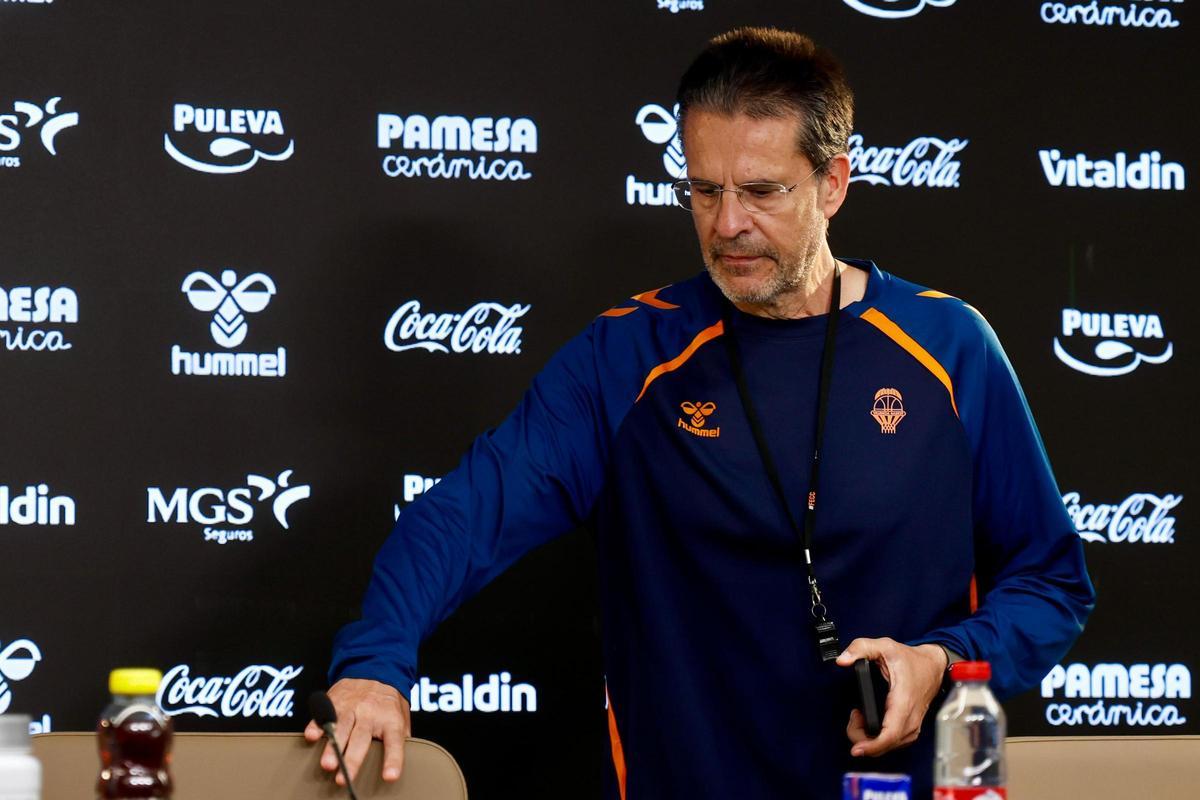 Pedro Martínez, a su llegada a la sala de prensa del Roig Arena.