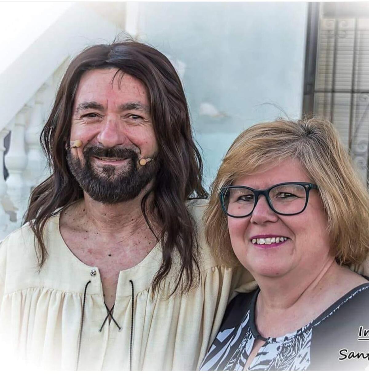 Juanjo, con peluca, y su mujer, en una imagen de hace unos años