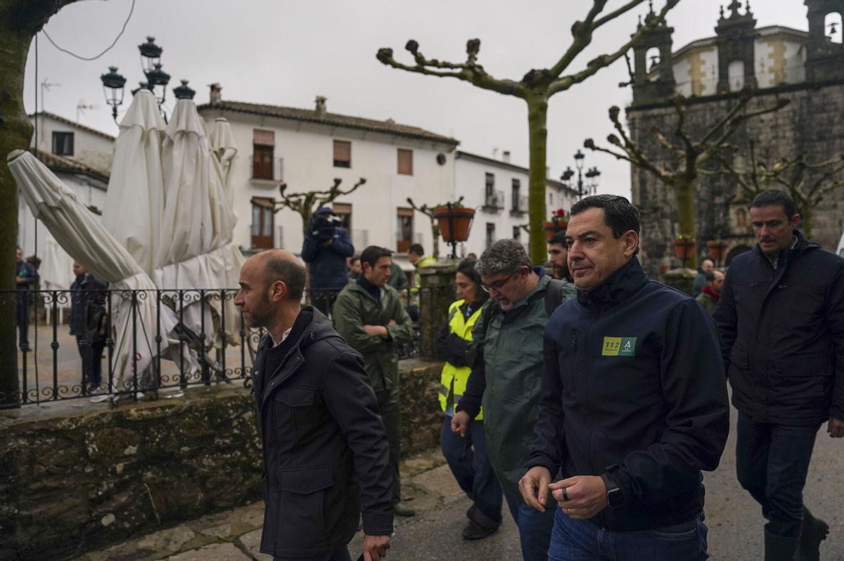 GRAZALEMA (CÁDIZ), 05/02/2026.- El presidente de la Junta de Andalucía, Juanma Moreno (2d), durante su visita este jueves a Grazalema, para la supervisión del dispositivo de evacuación del municipio con motivo de las intensas precipitaciones caídas en las últimas horas. EFE/ Junta de Andalucía SOLO USO EDITORIAL/SOLO DISPONIBLE PARA ILUSTRAR LA NOTICIA QUE ACOMPAÑA (CRÉDITO OBLIGATORIO)