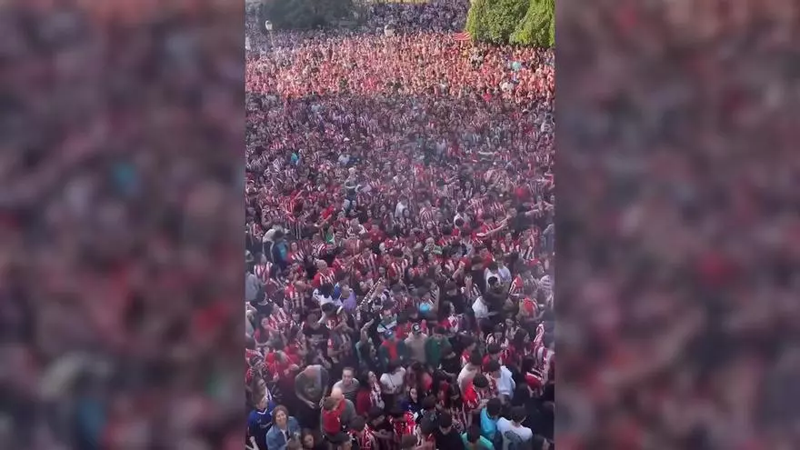 La afición del Athletic abarrota las calles de Bilbao