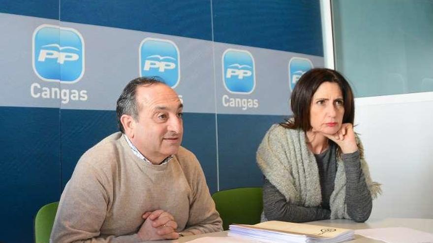 José Enrique Sotelo y Loli Hermelo, en la sede del PP. // G.Núñez