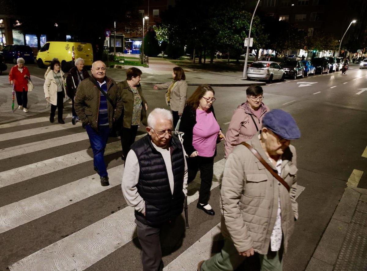 Algunos de los participantes en «Nos vamos de parranda», llegando al CMI de El Llano. | Juan Plaza