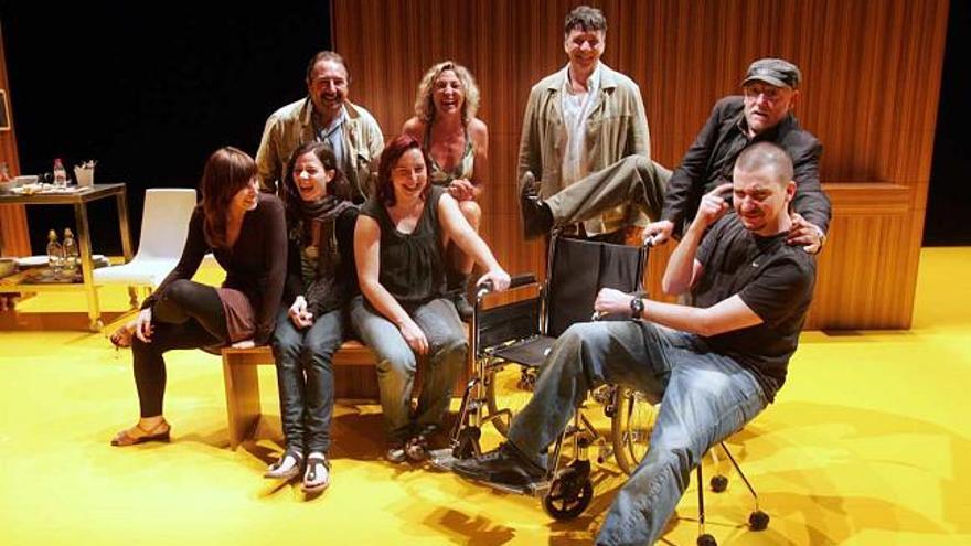 Integrantes del grupo catalán y el programador cultural del IMC, ayer en el escenario del Gran Teatro.