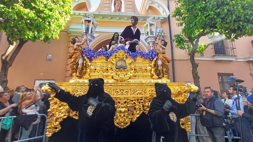Vídeo | Sale el Misterio de la Hermandad de Santa Marta de la Parroquia de San Andrés