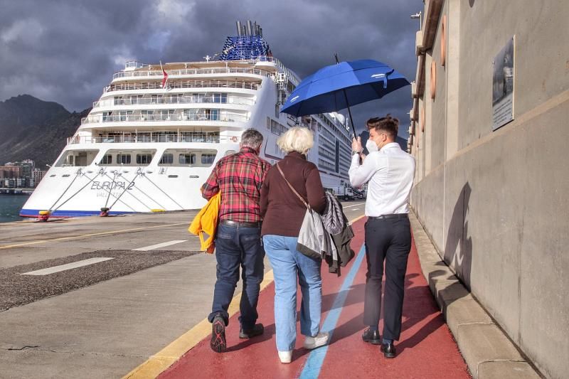 Llegada del crucero de lujo Europa2 al puerto de Santa Cruz de Tenerife