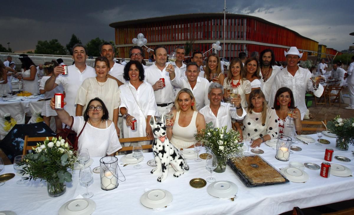 Cena en blanco junto a El alma del Ebro