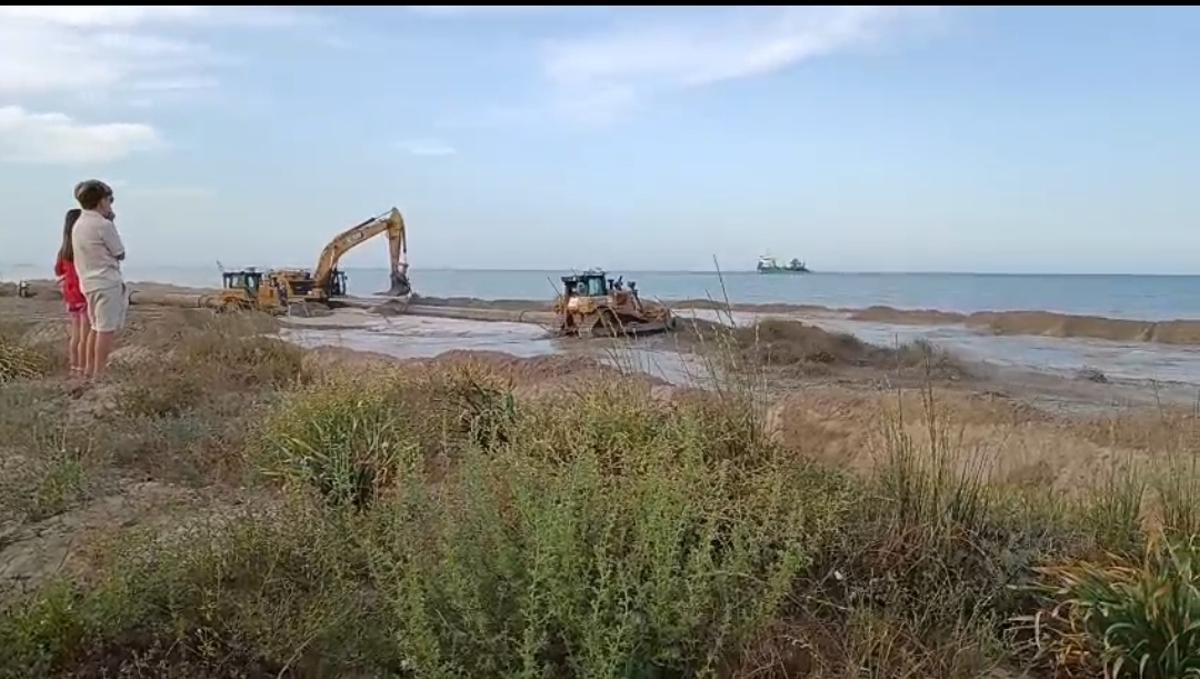 Trabajos de regeneración del litoral de Sueca.