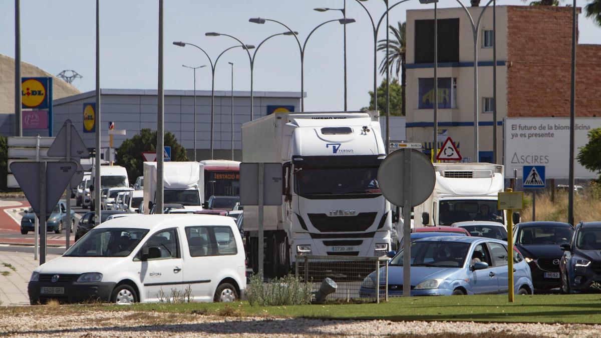 Varios vehículos pesados circulan por el acceso norte de Alzira.