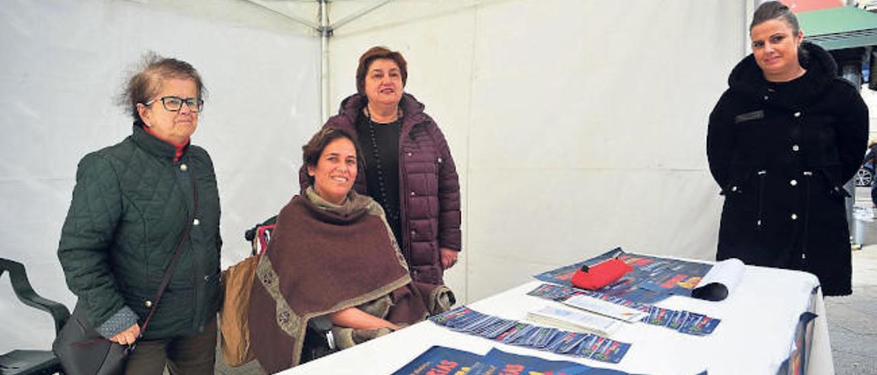 Mercedes Álvarez, en el centro, con sus compañeras de GaliciAME, ayer en Vilagarcía.  // Iñaki Abella