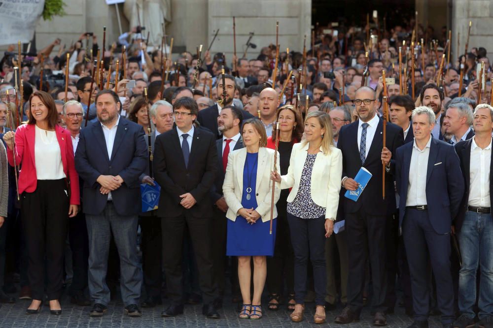 Manifestació d'alcaldes a favor del referèndum