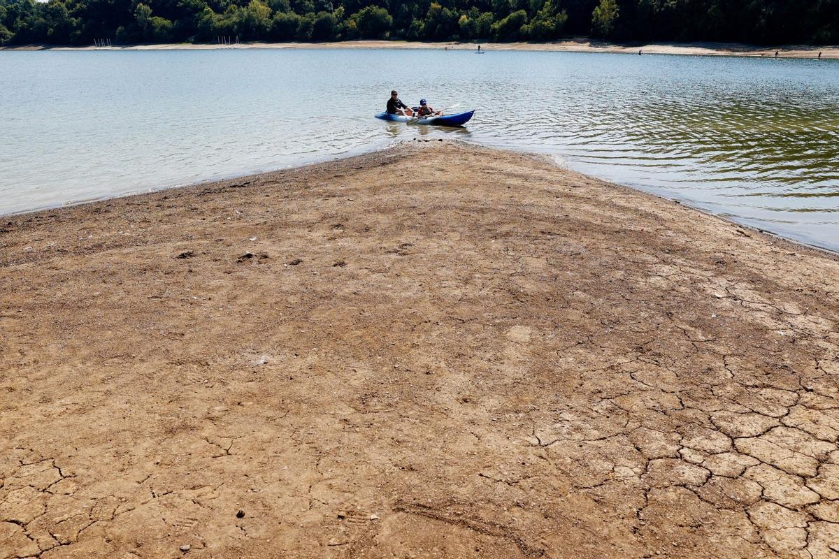 Navegando en kayak en la costa del embalse de Ardingly, en South East Water Ltd., cerca de Haywards Heath, Reino Unido. El calor extremo y el clima seco ejercen una intensa presión sobre el suministro de agua de Inglaterra.