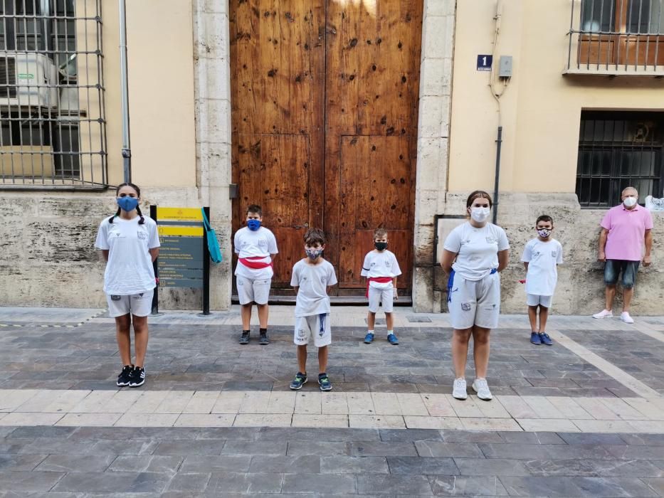 Las fallas infantiles recuperan la pilota valenciana en la calle del ayuntamiento