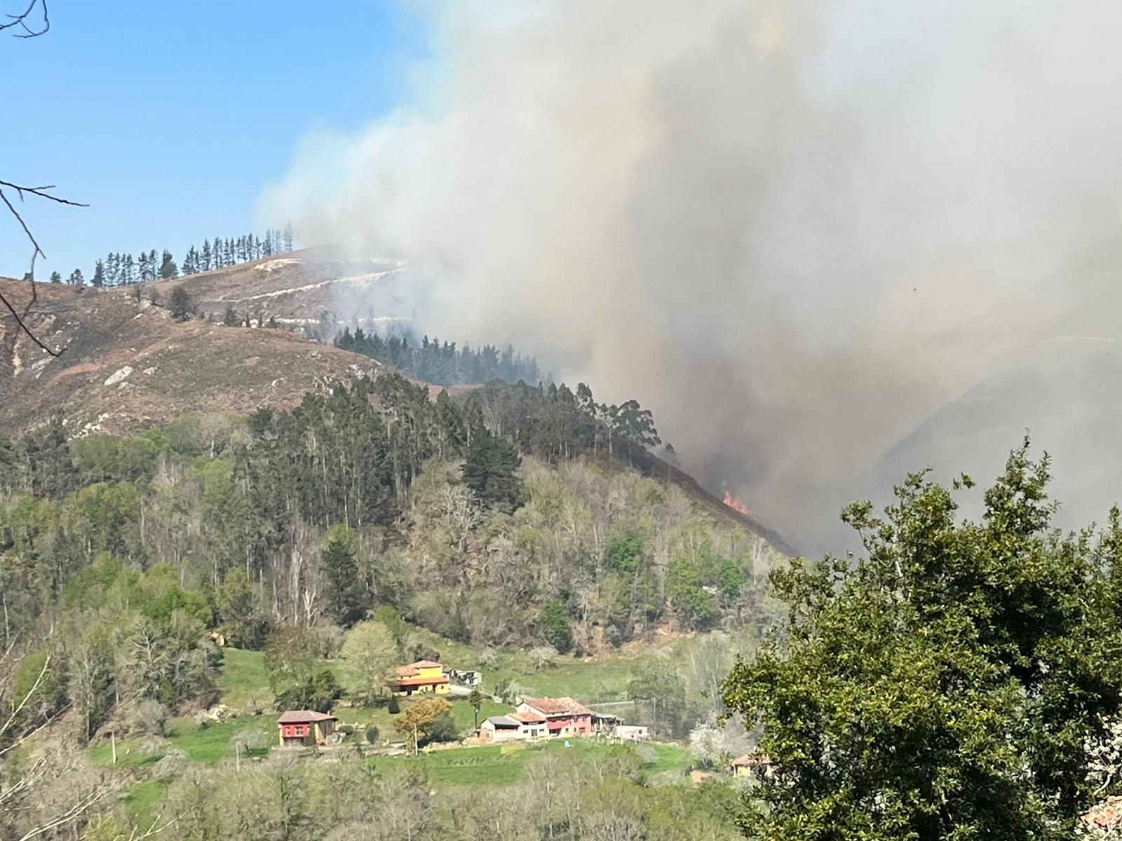 Segunda jornada en vilo por el fuego entre Piloña y Nava