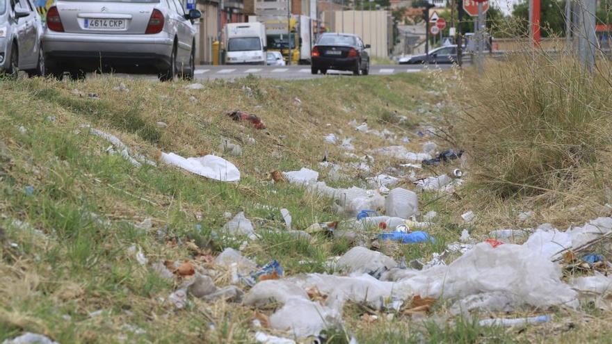 Objetos de plástico, los residuos más frecuentes acumulados en las cunetas de un solar de Pinilla.