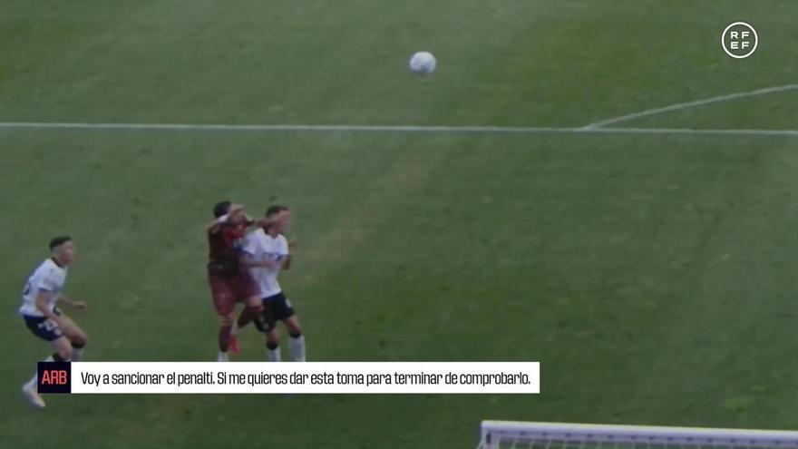 Así fue la revisión del penalti de Quagliata en el Burgos-Dépor: "Golpea de manera temeraria"