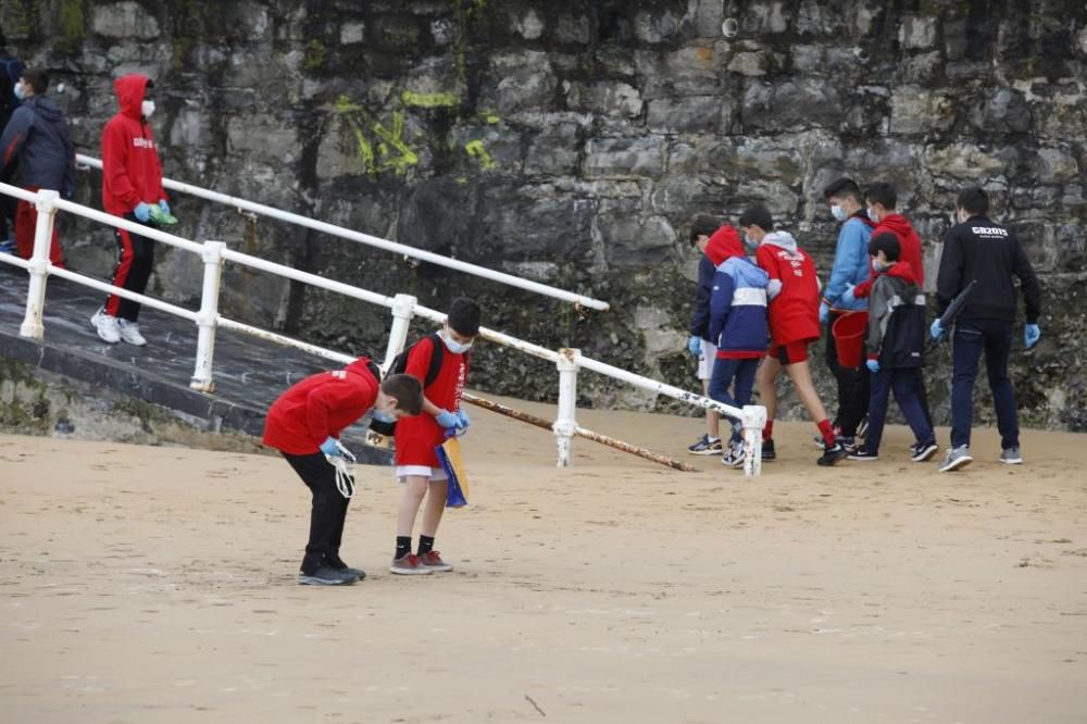 Recogida de plásticos en San Lorenzo (Gijón)