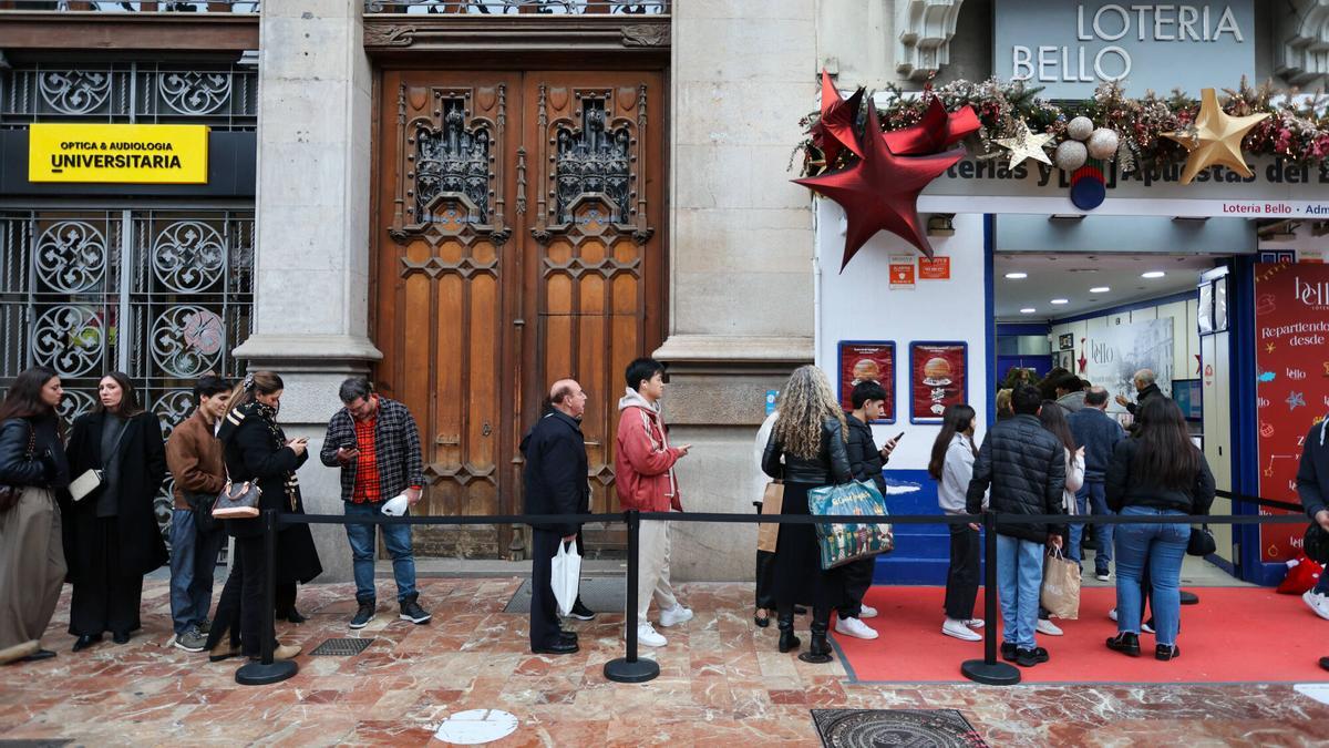 Cola ante una administración de lotería del centro de València, este domingo.