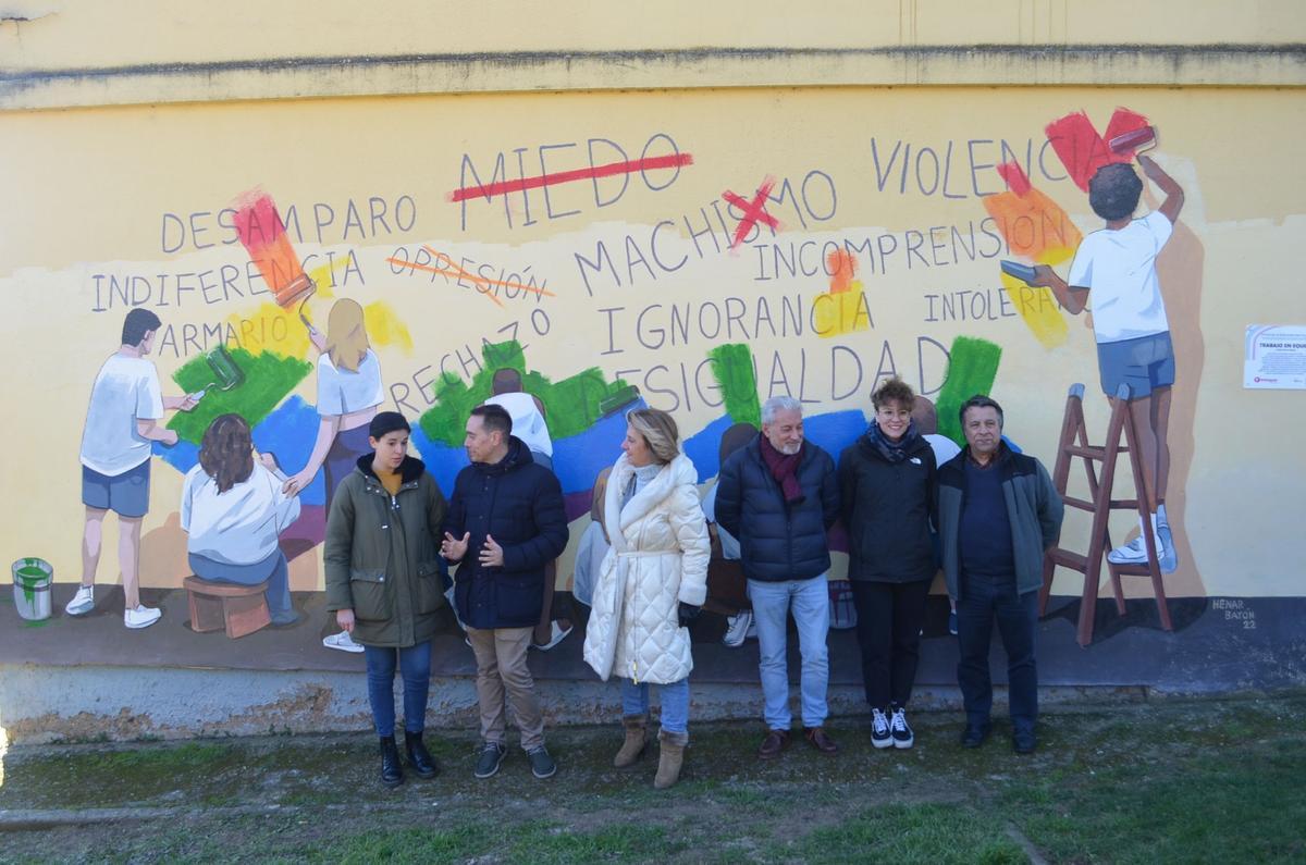 Acto inaugural del mural en la fachada de la antigua Casa del Maestro. / E. P.