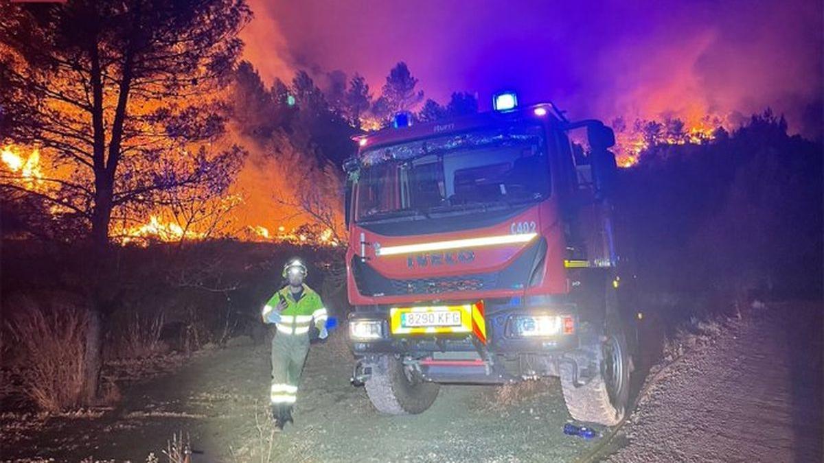 Efectivos luchan contra el fuego el pasado 16 de agosto en Azúebar.