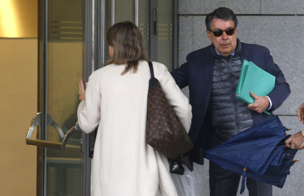 El expresidente madrileño, Ignacio González (d) a su llegada a la Audiencia Nacional para testificar por la presunta financiación ilegal del PP en el caso Púnica