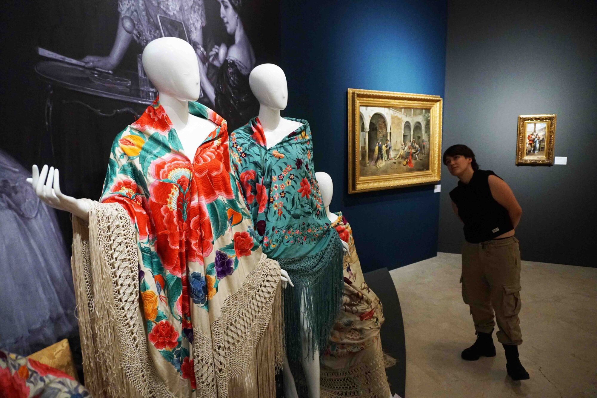 El delegado de Turismo, Cultura y Deporte, Carlos García, presenta la exposición 'El mantón de Manila. Colección Perraut en el Museo de Málaga', con la asistencia de la directora del Museo de Málaga, María Morente; Encarnación Perraut, dueña de la colección de mantones, y su hijo Jesús Burgos Perraut
