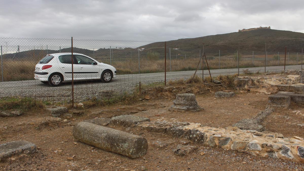 Un coche pasa por la carretera que divide el yacimiento de Regina.