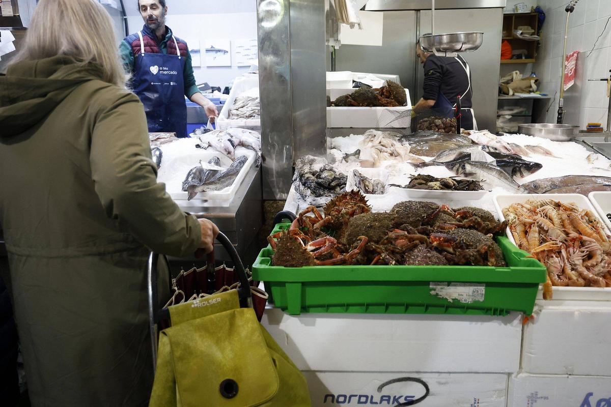 De Santiago a las mesas de Navidad de media España: se disparan los envíos en la Praza de Abastos