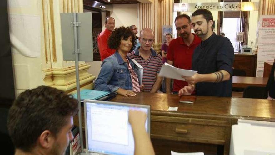 Ediles del PSOE y OUeC presentan el recurso en registro. // Jesús Regal