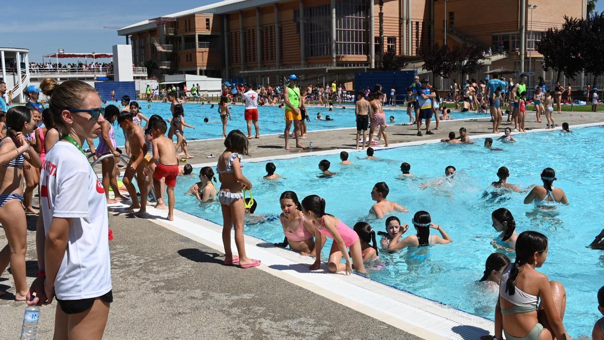 Tras la clausura, los niños pudieron disfrutar de un baño en la piscina de la Granadilla.