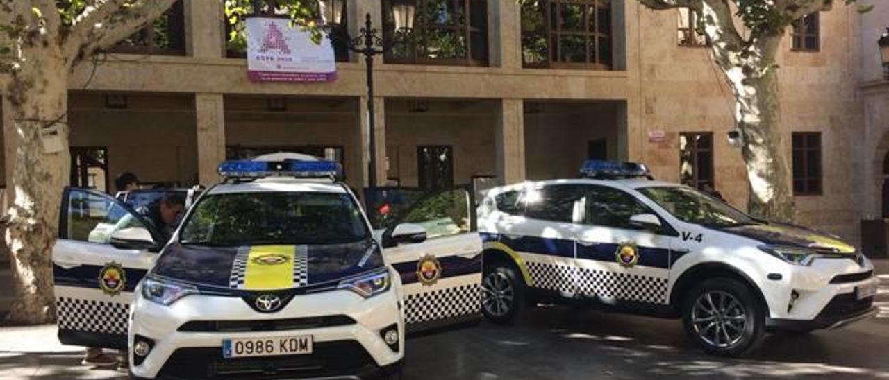 Dos coches patrulla de la Policía Local junto al retén del Ayuntamiento de Aspe.