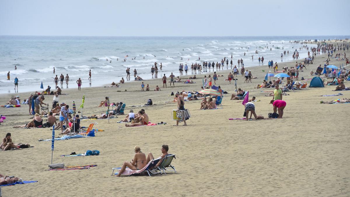 Turistas en Playa del Inglés.