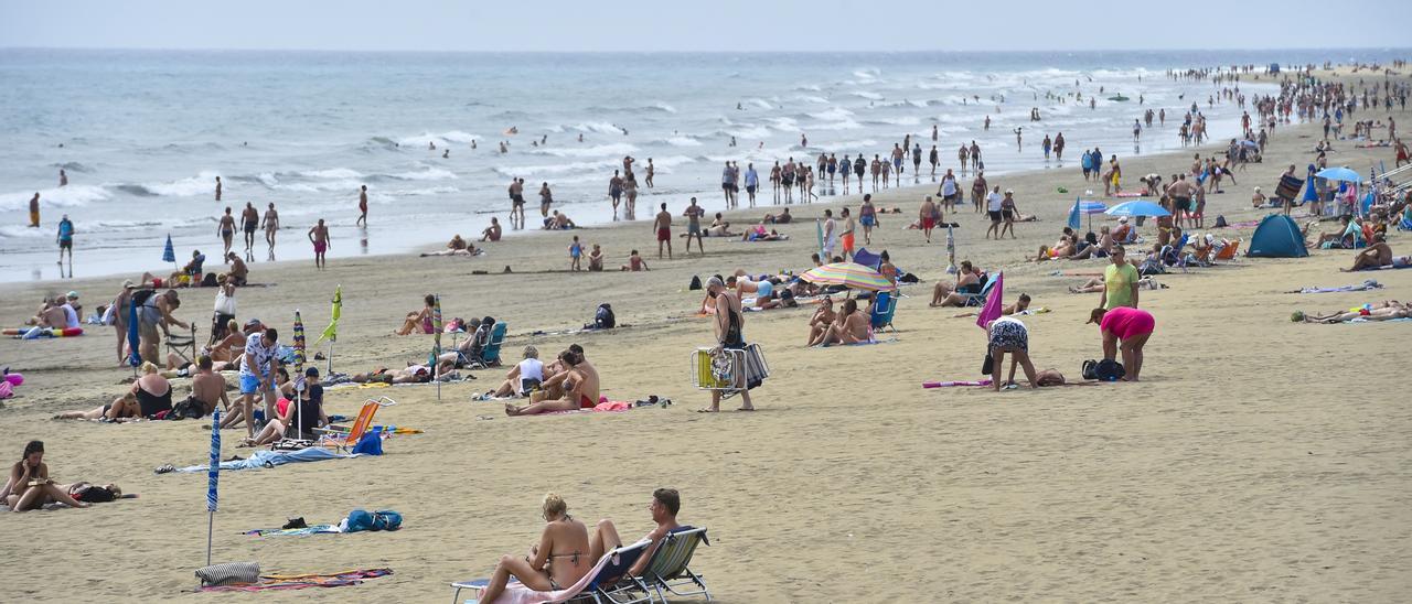 Turistas en Playa del Inglés.