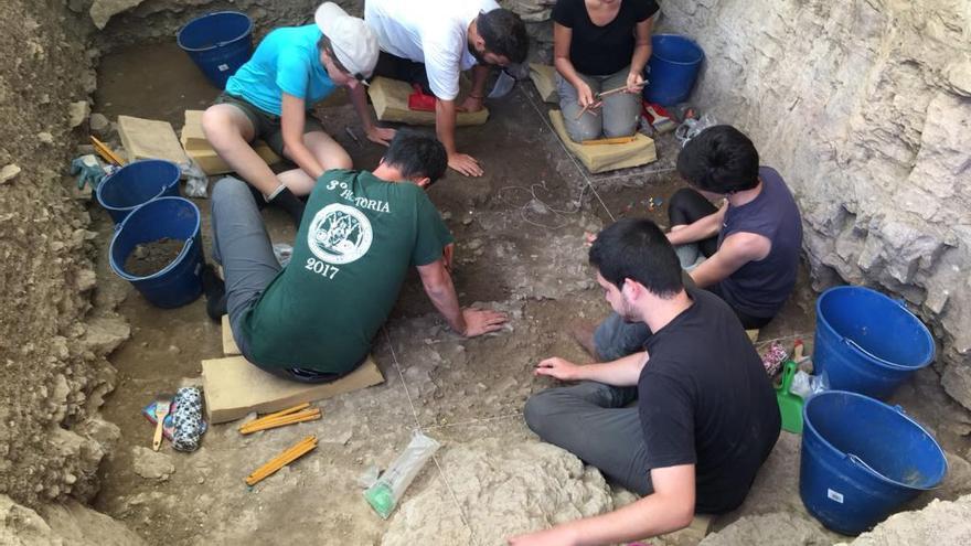 Vilafranca descubre restos del paleolítico en la Cova de la Foia
