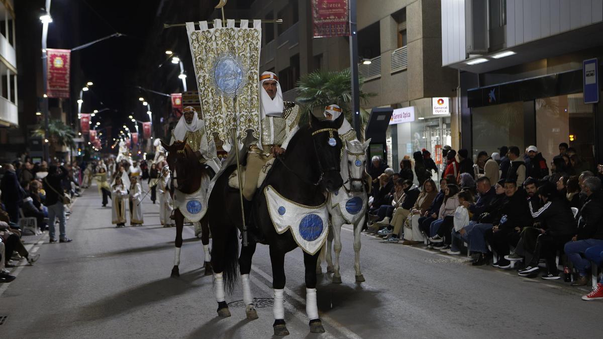 Uno de los grupos a caballo del desfile, parte del cortejo almohade.