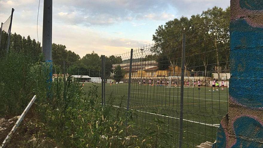 El mur del camp de futbol on juga el Pontenc.