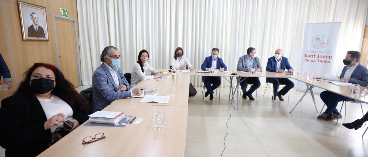 Un momento de la reunión para constituir la comisión de seguimiento de los apartamentos Don Pepe.