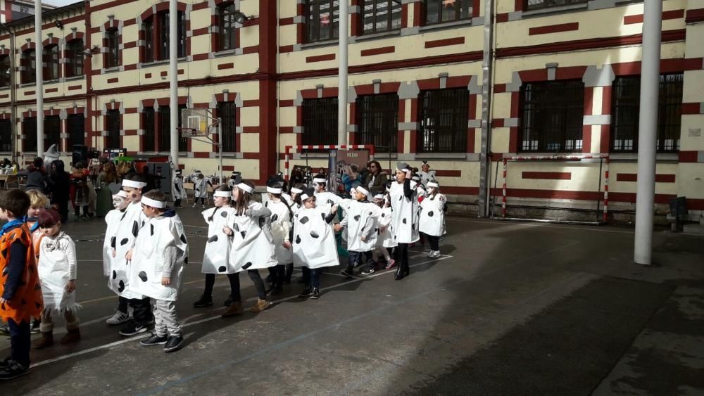 Los alumnos del colegio Liceo mierense celebran el Carnaval.